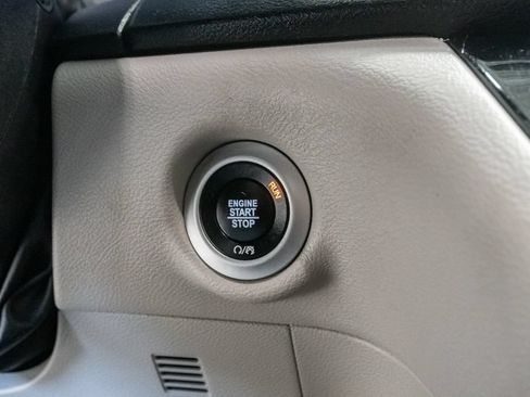 Used 2023 Chrysler Pacifica Touring-L FWD image 15