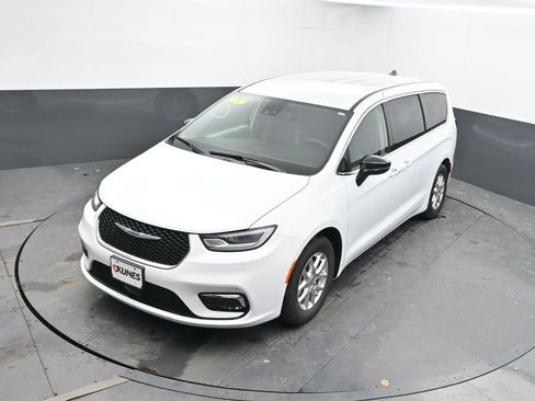 Used 2024 Chrysler Pacifica Touring-L image 47