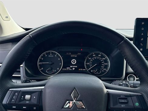 Used 2025 Mitsubishi Outlander SE image 11