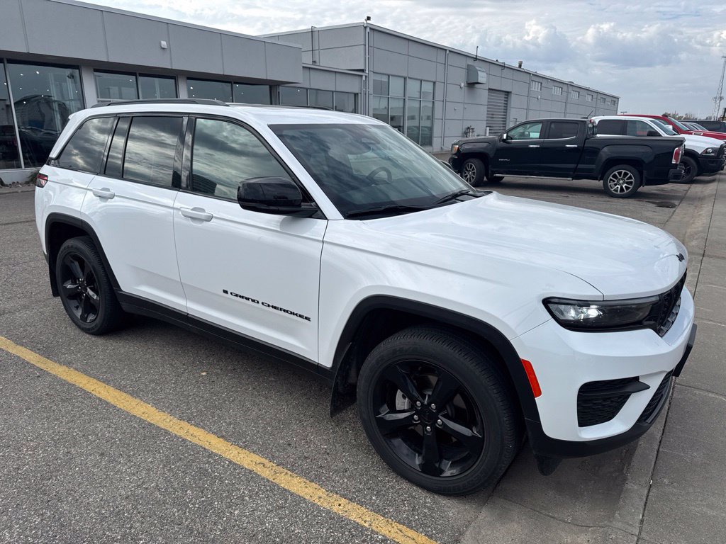 Used 2024 Jeep Grand Cherokee Altitude AWD/4WD image 2