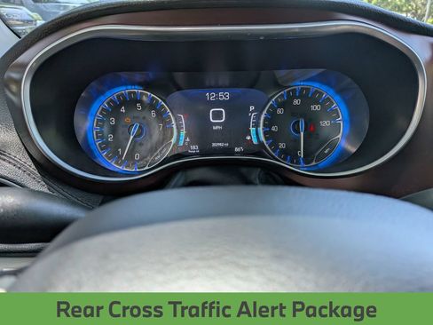 Used 2017 Chrysler Pacifica Limited FWD image 18