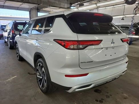 Used 2023 Mitsubishi Outlander SE image 2