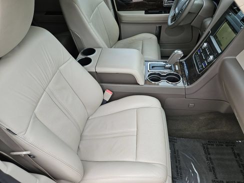 Used 2016 Lincoln Navigator Select RWD image 17