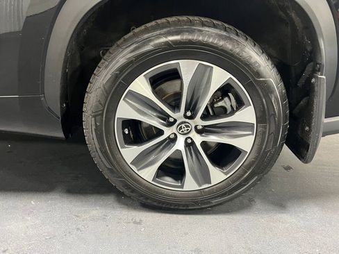 Used 2023 Toyota Highlander XLE image 21