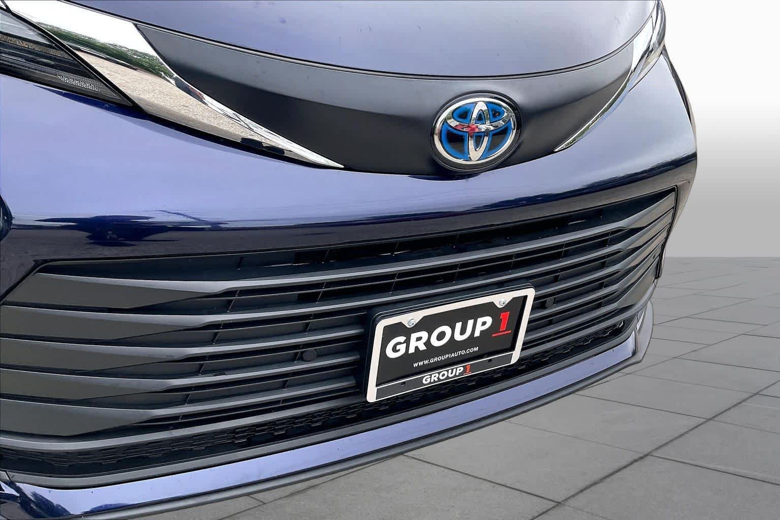 Used 2025 Toyota Sienna XLE FWD image 29