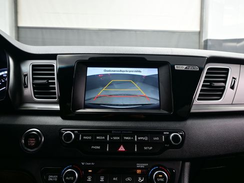 Used 2017 Kia Niro LX image 17