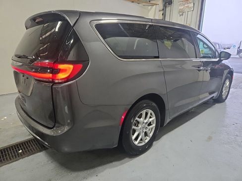 Used 2023 Chrysler Pacifica Touring-L image 4