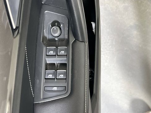 Used 2023 Volkswagen Tiguan SE AWD/4WD image 17
