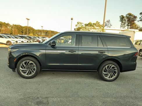 Certified 2025 Lincoln Navigator Reserve image 8