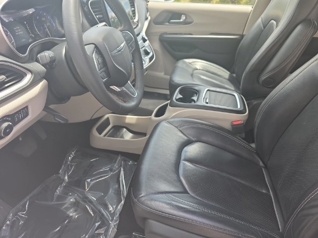 Used 2022 Chrysler Pacifica Touring-L FWD image 17