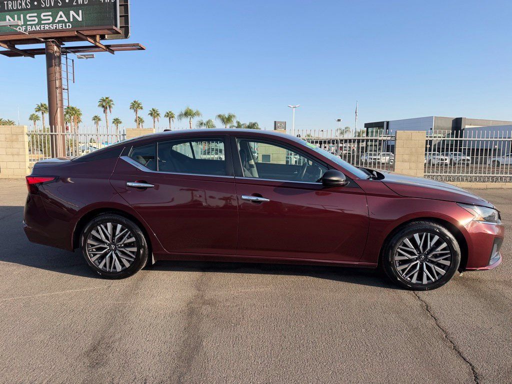 Certified 2025 Nissan Altima 2.5 SV FWD image 7