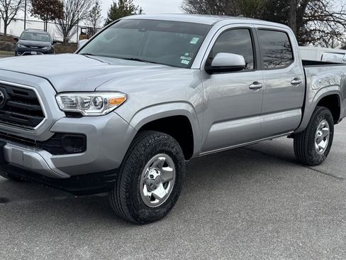 Used 2018 Toyota Tacoma SR image 6