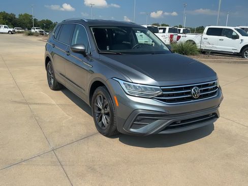 Used 2024 Volkswagen Tiguan SE image 3