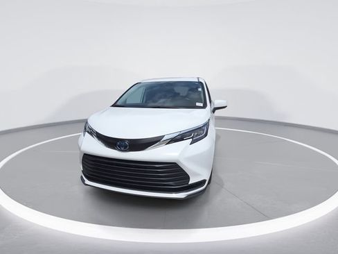 Used 2023 Toyota Sienna LE FWD image 3