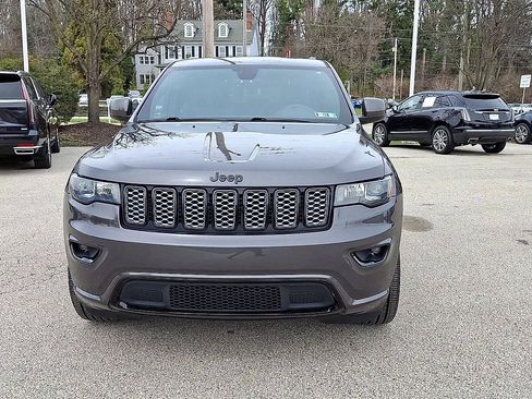 Used 2017 Jeep Grand Cherokee Altitude image 3