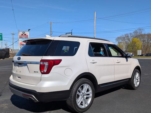 Used 2017 Ford Explorer XLT w/ Equipment Group 202A AWD/4WD image 3