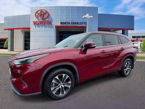 Used 2022 Toyota Highlander XLE AWD/4WD image 4
