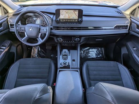 Used 2024 Mitsubishi Outlander SE image 16