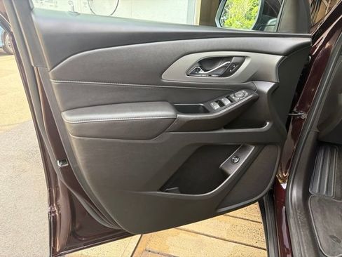 Used 2023 Chevrolet Traverse LT AWD/4WD image 11