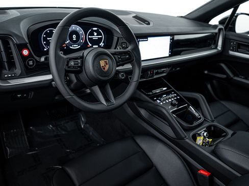 Certified 2025 Porsche Cayenne image 4