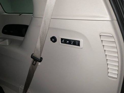 Used 2020 Chrysler Pacifica Limited FWD image 31