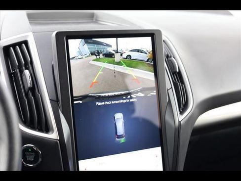 Used 2021 Ford Edge SE image 16