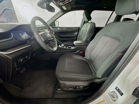 Used 2024 Jeep Grand Cherokee Laredo X image 17