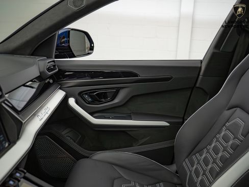 Used 2025 Lamborghini Urus SE image 30