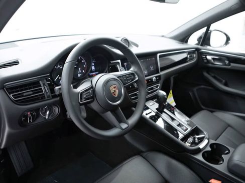 Certified 2026 Porsche Macan AWD/4WD image 4