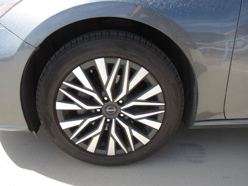 Used 2024 Nissan Altima 2.5 SV FWD image 5