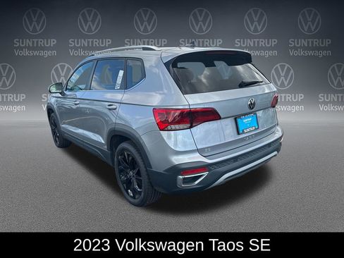 Used 2023 Volkswagen Taos SE w/ Panoramic Sunroof Package FWD image 3