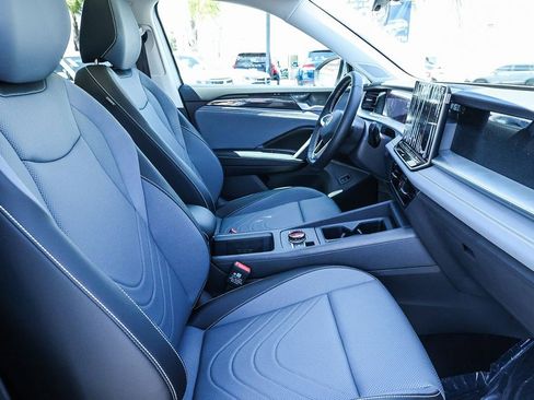 New 2025 Volkswagen Tiguan SE image 36