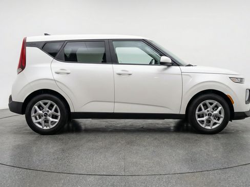 Used 2025 Kia Soul LX w/ LX Technology Package FWD image 11