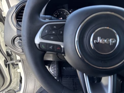 Used 2023 Jeep Renegade Latitude AWD/4WD image 18
