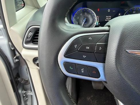 Used 2023 Chrysler Pacifica Touring-L FWD image 21
