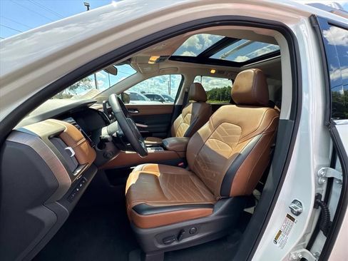 Certified 2024 Nissan Pathfinder Platinum FWD image 18