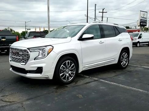 Used 2023 GMC Terrain Denali w/ Denali Premium Package AWD/4WD image 4