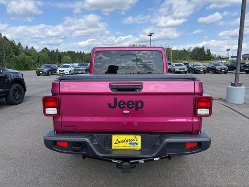 Used 2024 Jeep Gladiator Sport AWD/4WD image 2