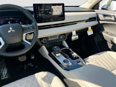 New 2025 Mitsubishi Outlander SEL image 24