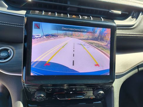 Used 2022 Jeep Grand Cherokee Limited image 24