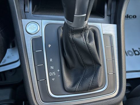 Used 2017 Volkswagen Golf SportWagen image 27