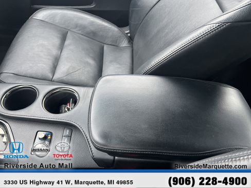 Used 2013 Toyota Avalon Limited w/ Technology Pkg image 19