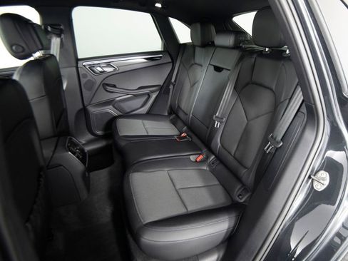 Certified 2025 Porsche Macan AWD/4WD image 32