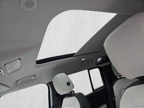 Used 2025 Land Rover Defender 110 S image 28