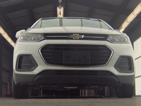 Used 2021 Chevrolet Trax LS w/ Tint and Cruise Package FWD image 4