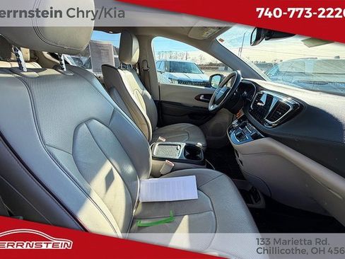 Used 2018 Chrysler Pacifica Limited w/ Tire & Wheel Group image 28