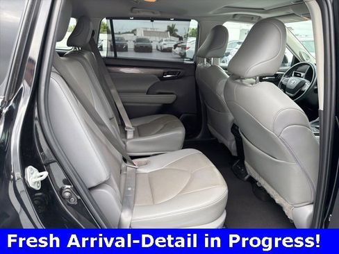 Used 2023 Toyota Highlander Limited image 19