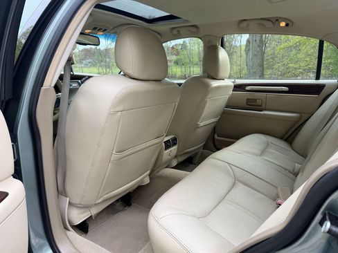 Used 2006 Lincoln Town Car Signature Limited RWD image 11