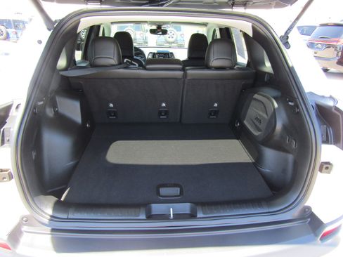 Used 2022 Jeep Cherokee Limited AWD/4WD image 16