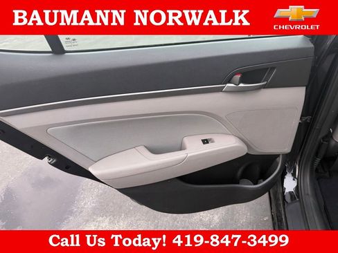 Used 2017 Hyundai Elantra SE image 27